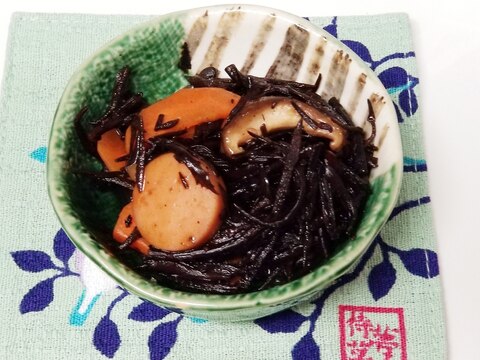 椎茸と人参と魚肉ソーセージとひじきの麺つゆ煮